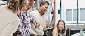 grupo de personas reunidas en una oficina