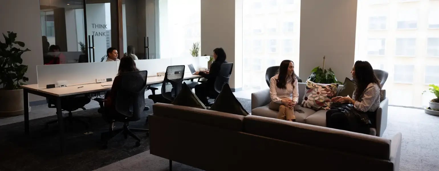 Trabajadores en cowork de IZA Antara Polanco colaborando por una empresa innovadora