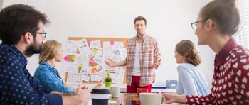 Ejecutivo con pizarrón presentando cómo crear una idea de negocio exitosa 