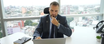 Empresario joven aplicando los hábitos para ser un empresario exitoso