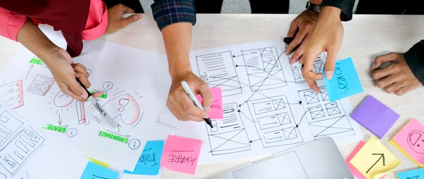 mano de persona diseñando una idea