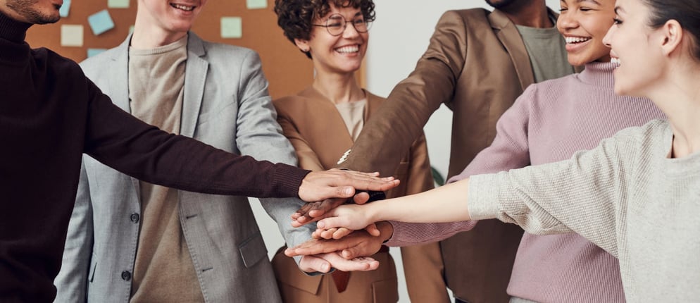 grupo de personas agrupando sus manos