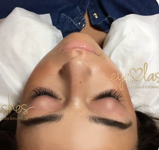 IZA BC Hotspot con Eye Love Lashes aplicación de pestaña frontal.jpg