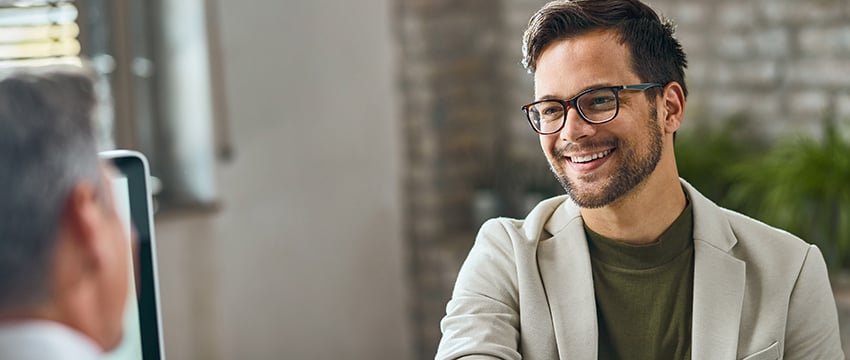 hombre joven sonriendo en una oficina