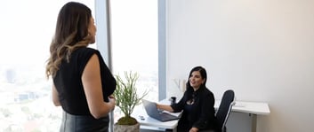 Un grupo de compañeras de trabajo en un centro IZA trabajando en sus relaciones laborales