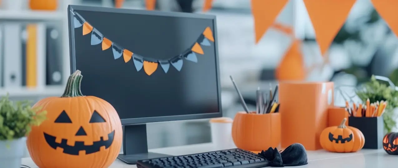 Oficina con decoraciones de halloween, banderines y varias calabazas