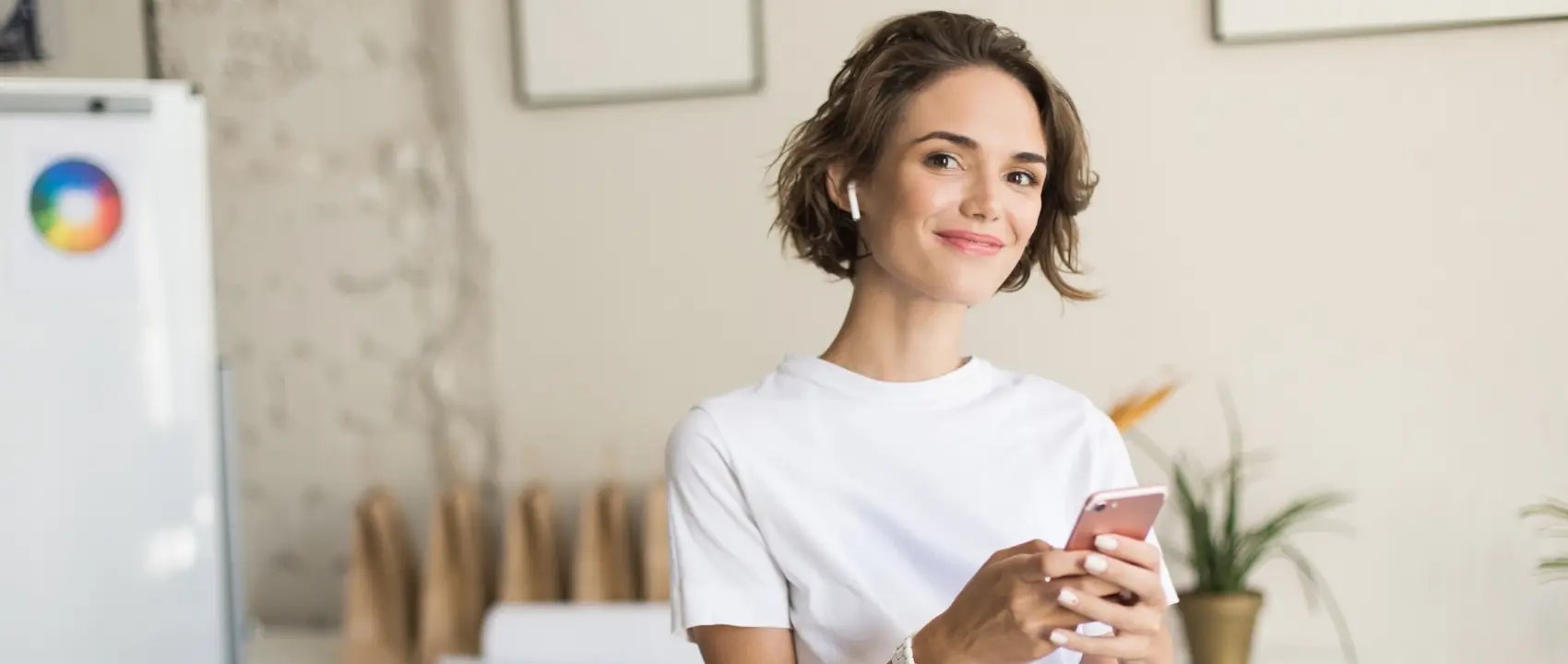 Mujer joven experta en tendencias de branding para expresas
