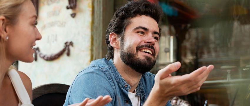 Cliente dando su opinión sobre un negocio a los gerentes, aludiendo a la dinámica de un buzón de sugerencias