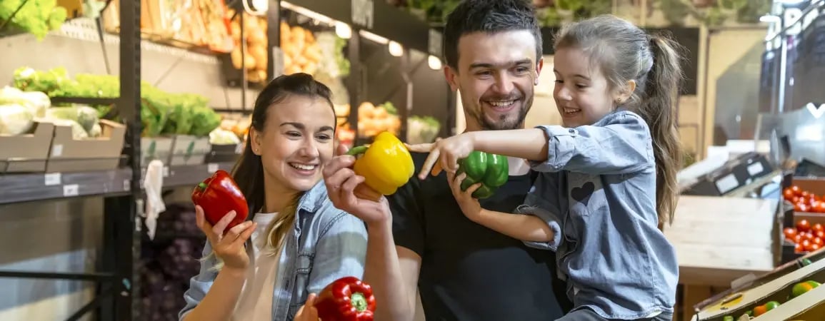 Familia mexicana reunida tomando decisiones de compra influenciadas por el entorno digital.