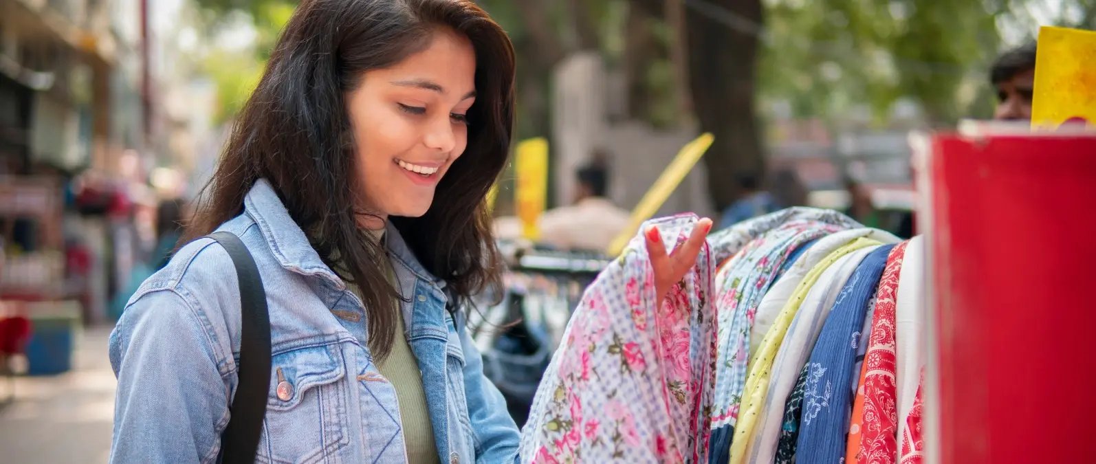 Consumidor mexicano analizando la relación costo-beneficio de productos en una tienda.