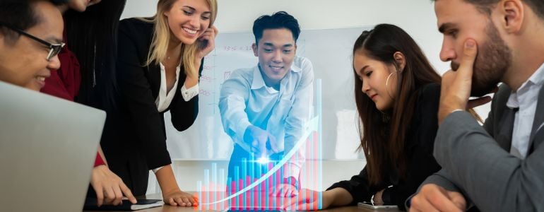 Equipo de personas planeando el cierre de año empresarial para construir estrategias para el siguiente ciclo