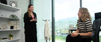 Mujeres felices en una oficina de IZA aplicando las claves de la inteligencia emocional