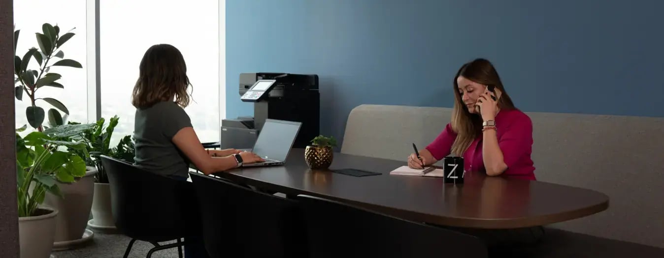 Colaboradoras trabajando en escritorio de oficina IZA Punto Sao Paulo GDL