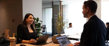 Colaboradores haciendo negocios para su expansión internacional en IZA Antara Polanco WH