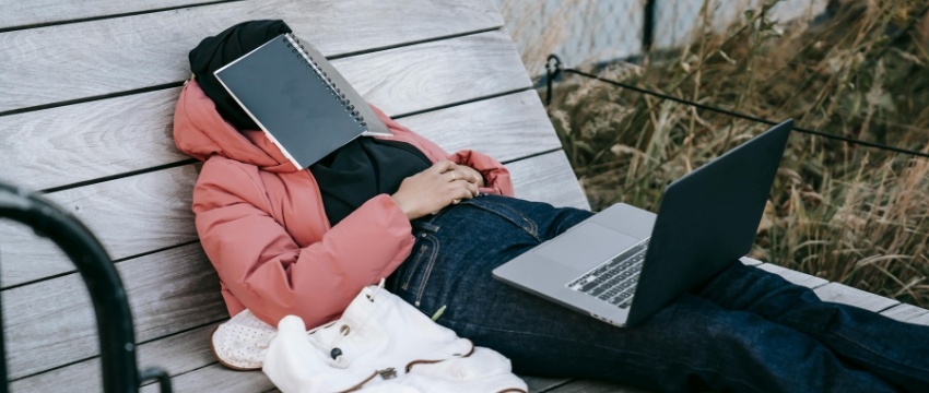 Joven que no deja de procrastinar en el trabajo