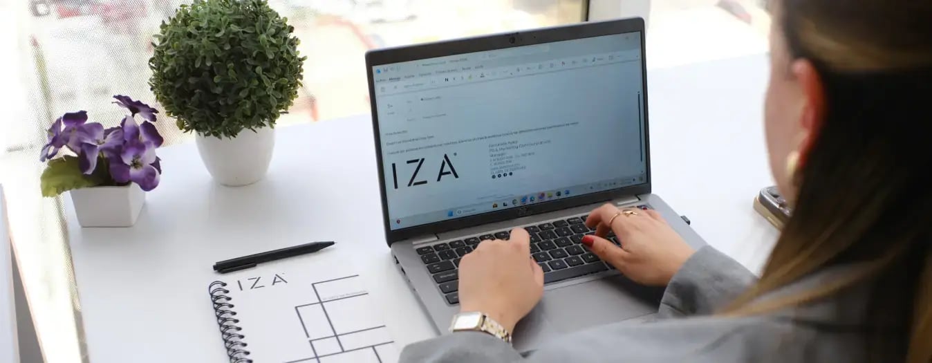 Licenciada trabajando en oficina de IZA en Torre Platino Tijuana