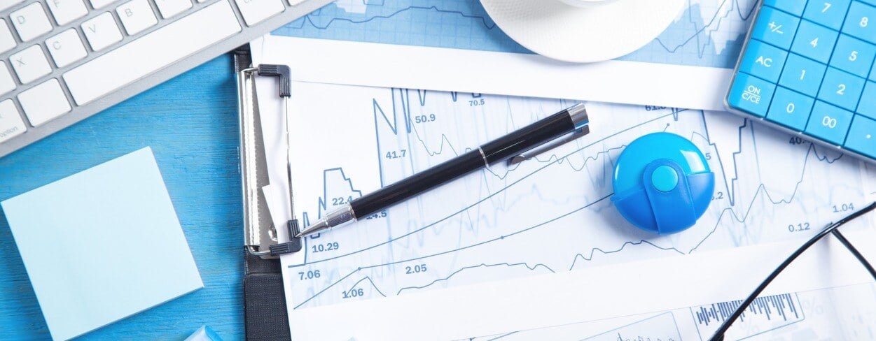 Gráficos de negocios y un bolígrafo para anotar elementos de un proyecto de inversión