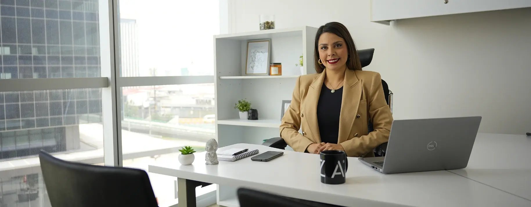 Mujer feliz en su oficina ideal en IZA Forum Naucalpan CDMX