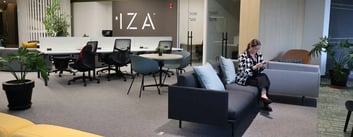 Colaboradora eligiendo su oficina ideal y sentada en IZA Prisma Insurgentes