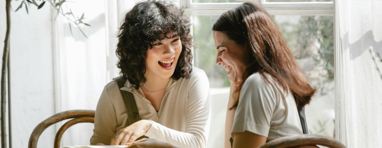 Mujeres felices por aplicar las cualidades del trabajo en equipo