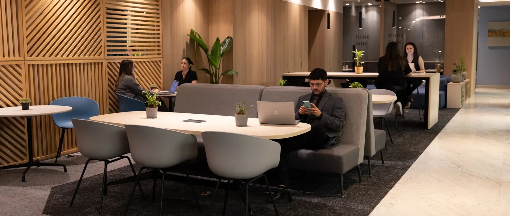 Colaboradores trabajando en cowork de IZA en Torre Diana Workhub