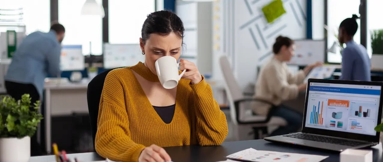Mujer aprovechando las ventajas de tener café en su oficina en IZA Center