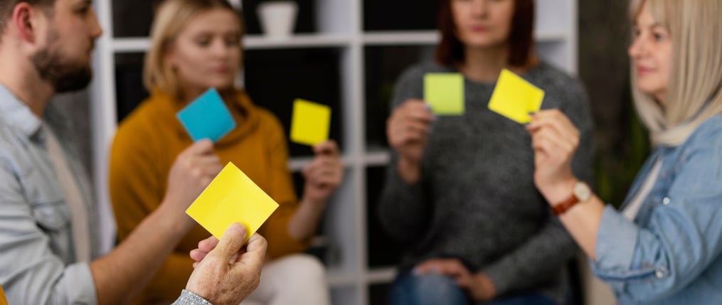 Personas jugando a una dinámica de integración en la oficina