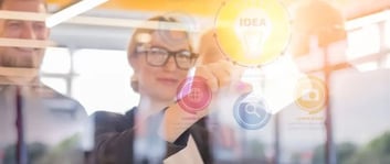 Empresario innovador generando ideas en grupo, refrendando las teorías de Schumpeter y siendo ejemplo de innovación empresarial