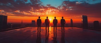 Empresarios de Monterrey mirando al horizonte en un atardecer, transmitiendo su espíritu de lucha y casos de éxito empresarial