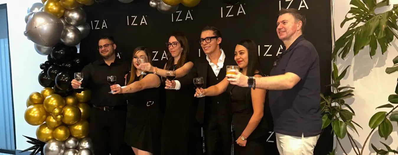 Colaboradores y directivos de IZA festejando una inauguración de su centro