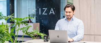 Hombre en IZA BC Calzada San Pedro trabajando en modalidad híbrida