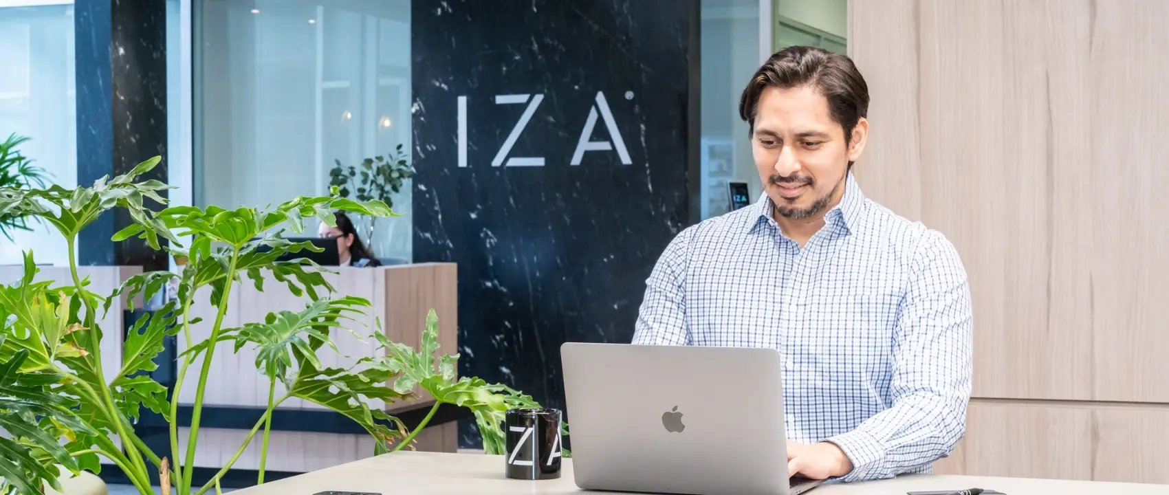 Hombre en IZA BC Calzada San Pedro trabajando en modalidad híbrida