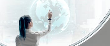 Oficinista investigando el futuro del trabajo mientras señala un globo terráqueo virtual
