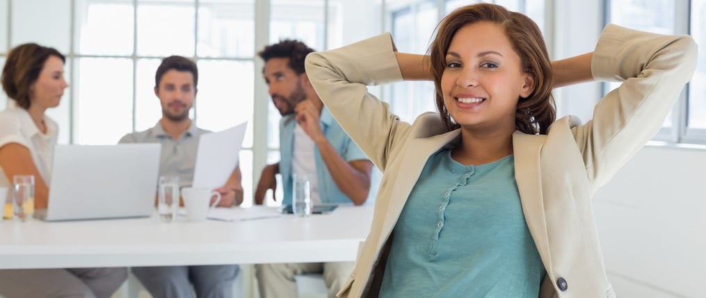 Mujer relajada en una oficina que promueve el bienestar laboral