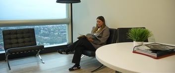 Colaboradora en IZA Arcos Bosques CDMX leyendo para implementar hábitos de vida saludable