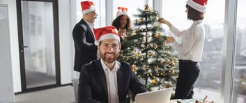 Equipo de trabajo poniendo la decoración navideña en su oficina