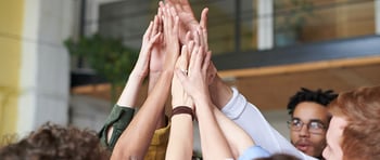 equipo chocando sus manos para celebrar su buen trabajo