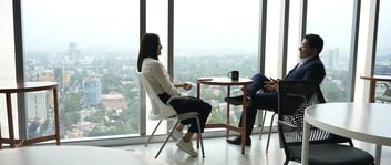 Dos colaboradores en una oficina de IZA haciendo sinergias empresariales en IZA Portal San Angel WH