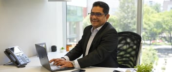 Hombre empresarial meditando sus propositos empreariales para mejorar en tu trabajo