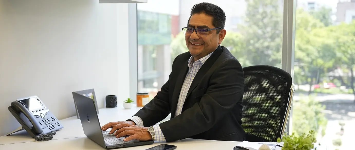 Hombre empresarial meditando sus propositos empreariales para mejorar en tu trabajo