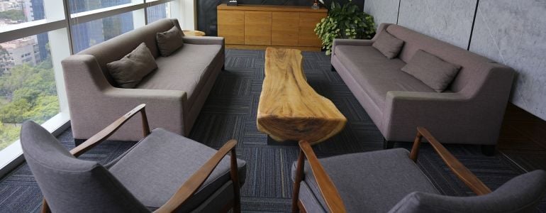 Sala de juntas espaciosa y agradable, ubicada en un Elite Meeting Rooms de IZA Business Centers