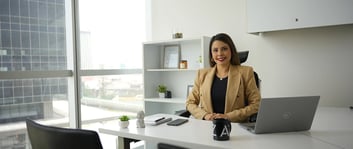 Colaboradora en oficina de IZA en Forum Naucalpan CDMX luego de usar el ecommerce