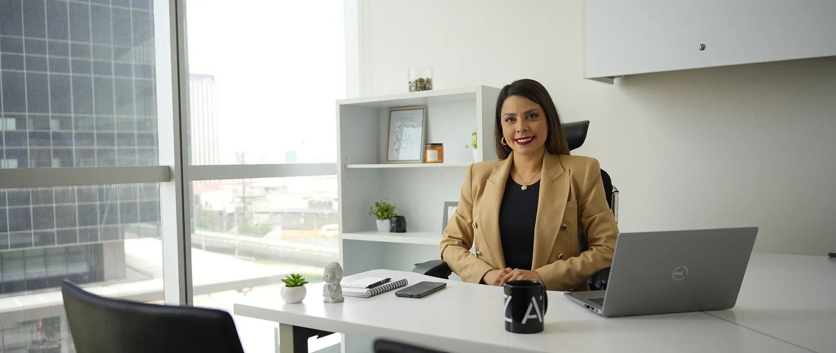 Colaboradora en oficina de IZA en Forum Naucalpan CDMX luego de usar el ecommerce