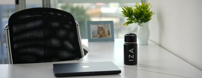 Silla y escritorio en un ambiente sereno, tomado de una ubicación de IZA Business Center