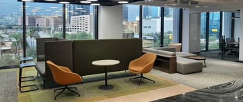 Espacios de negocios con soft-seating y ventanas