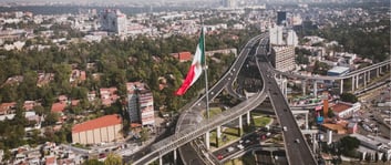 Plaza mexica con bandera en asta comercio nacional en méxico