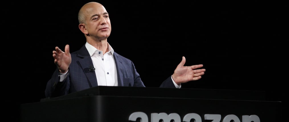 Jeff Bezos presentando lecciones de emprendimiento sobre Amazon