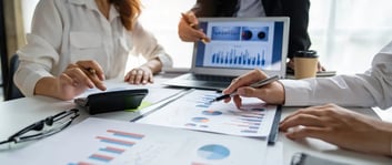 Equipo financiero evaluando gráficas y analizando las lecciones financieras empresariales del último periodo