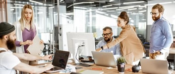 Equipo de trabajo mejorando su productividad en oficinas de IZA