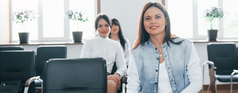 Mujeres en la oficina explicando cómo llevar a cabo la mentoría inversa